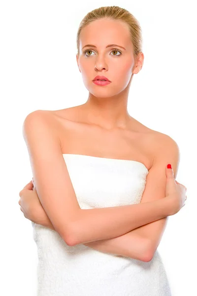 Vacker kvinna stående insvept i vit handduk — Stockfoto