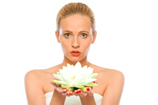 Jonge mooie vrouw bedrijf lotusbloem in handen — Stockfoto