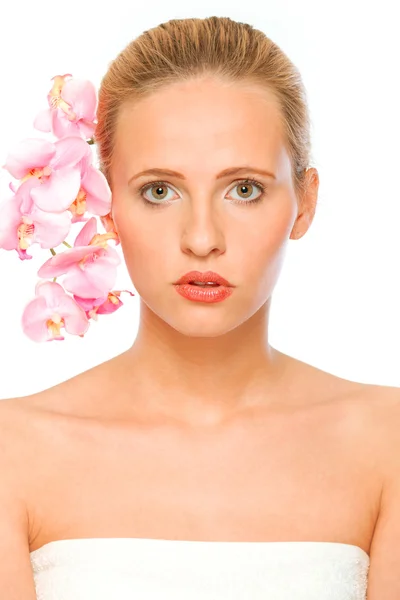Fiatal gyönyörű nő, rózsaszín orchideák a haját — Stock Fotó