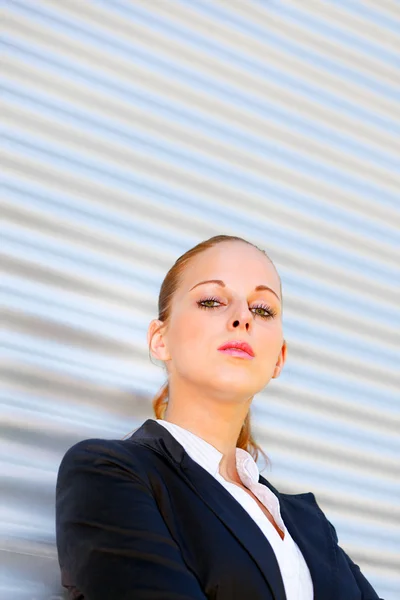 Stolze Geschäftsfrau steht vor Bürogebäude — Stockfoto