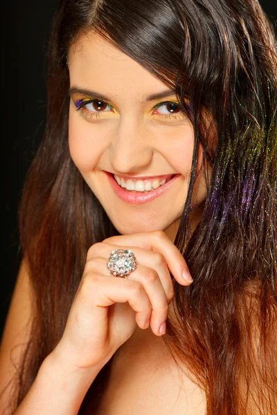 Портрет красивой улыбающейся девушки с кольцом на руке — стоковое фото