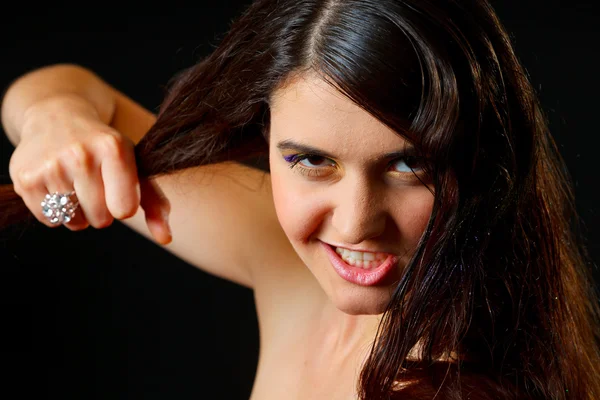 Retrato de chica furiosa sosteniendo el pelo en la mano —  Fotos de Stock