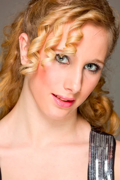 Portrett av blondt hår, nydelig jente – stockfoto
