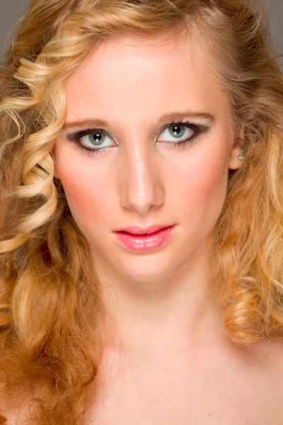 Retrato de pelo rubio chica bonita —  Fotos de Stock