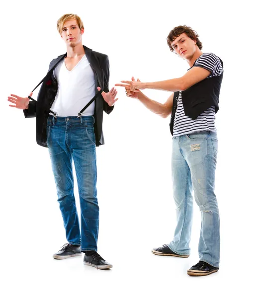Un joven apuntando a un amigo genial. Aislado sobre blanco —  Fotos de Stock