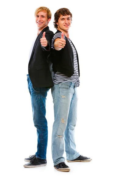 Başparmak gösterilen iki modern genç adam. beyaz izole — Stok fotoğraf