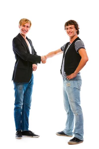 Två moderna tonårspojkar skakar hand. isolerad på vit — Stockfoto