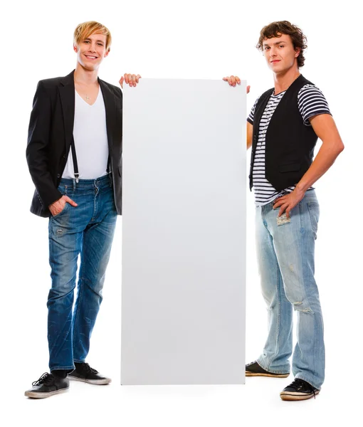 Δύο σύγχρονα έφηβοι κατέχουν κενό billboard. απομονωθεί σε λευκό — Φωτογραφία Αρχείου