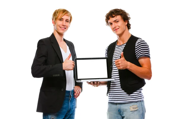 Två glada unga män visar bärbara datorer en tom skärm. isolerad på wh — Stockfoto