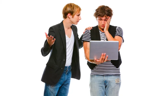 Jonge man kalmeert zijn op zoek in laptop vrienden. geïsoleerd op wit — Stockfoto