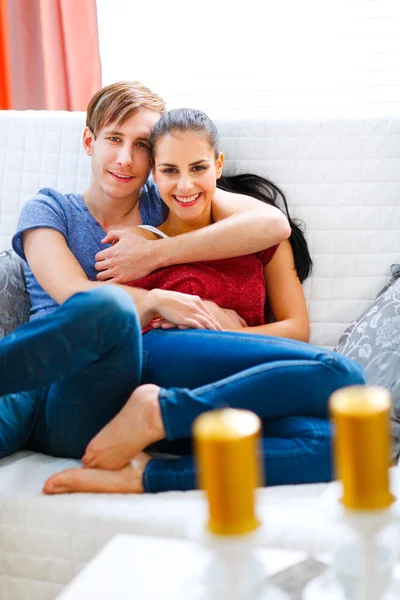 Vrolijke paar in liefde zelf thuis genieten — Stockfoto