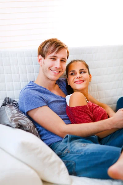 Mutlu genç bir çift evde rahatlatıcı — Stok fotoğraf