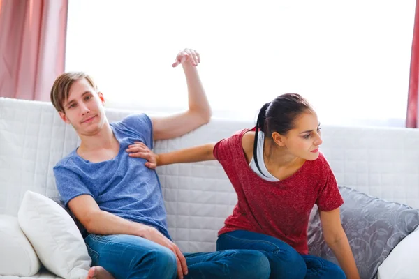 Giovane coppia litigare a casa — Foto Stock