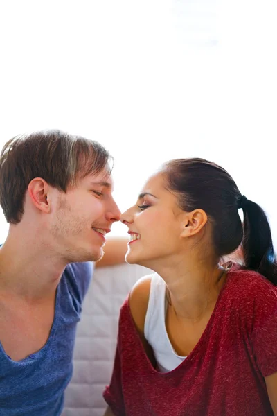 Romantic couple sharing a moment together — Stock Photo, Image