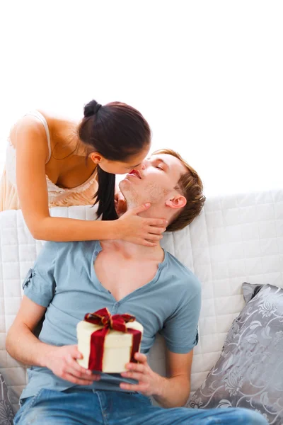 Junge Frau überreicht Geschenk an ihren Mann — Stockfoto