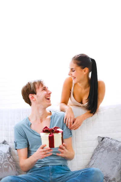 Young girl present gift to her boyfriend — Stock Photo, Image