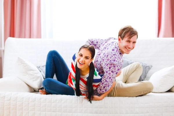 Feliz jovem casal se divertindo em casa — Fotografia de Stock