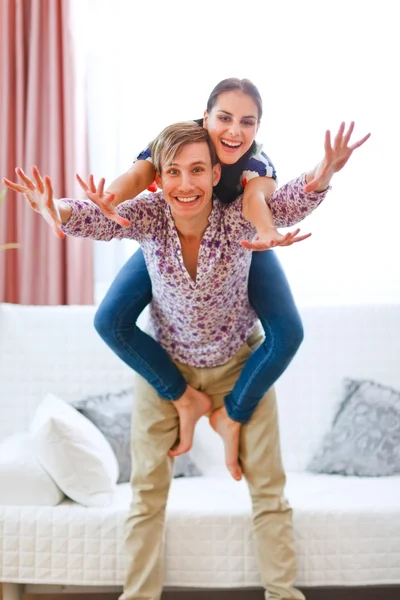 Alegre jovem casal se divertindo em casa — Fotografia de Stock