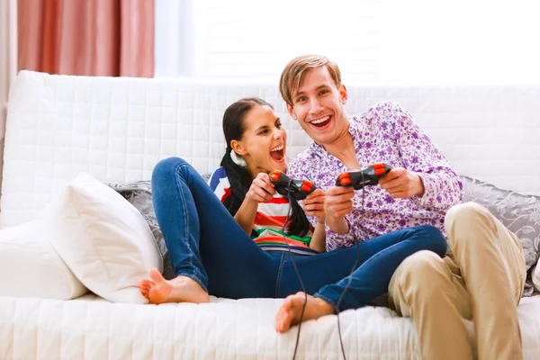 Joven feliz pareja jugando consola — Foto de Stock