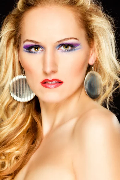 Portret van aantrekkelijke vrouw met extravagante make-up. geretoucheerd — Stockfoto