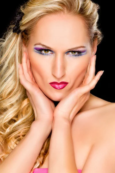 Portret van mooie vrouw met extravagante make-up. geretoucheerd — Stockfoto