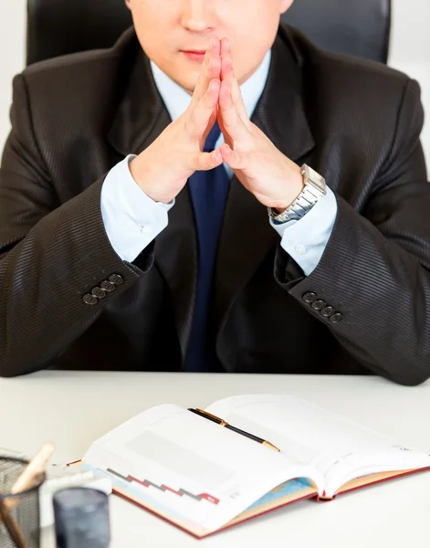 Biznesmen siedząc przy biurku. zbliżenie na ręce — Zdjęcie stockowe
