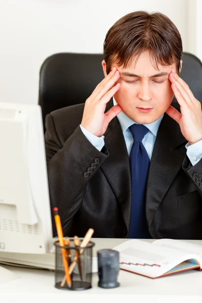 Müder moderner Geschäftsmann sitzt am Schreibtisch — Stockfoto