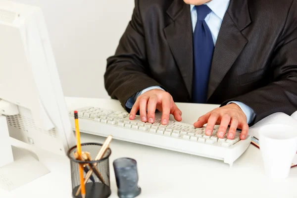 Affärsman arbetar på dator i office. nära - upp på händer. — Stockfoto