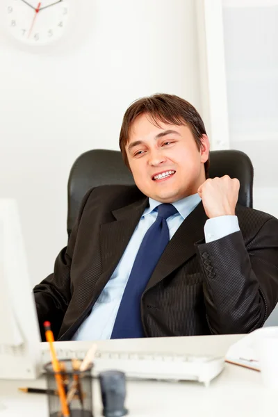 Επιτυχημένος επιχειρηματίας κάθεται στο γραφείο και κοιτάζοντας τον υπολογιστή monit — Φωτογραφία Αρχείου
