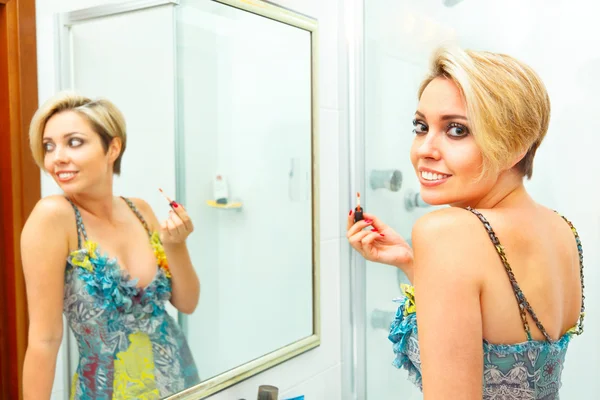 Aantrekkelijk meisje in badkamer lippenstift toepassen — Stockfoto
