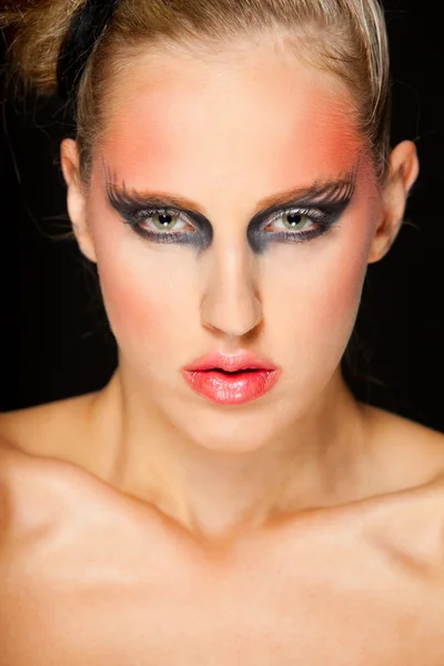 Portret van mooi meisje met extravagante make-up — Stockfoto