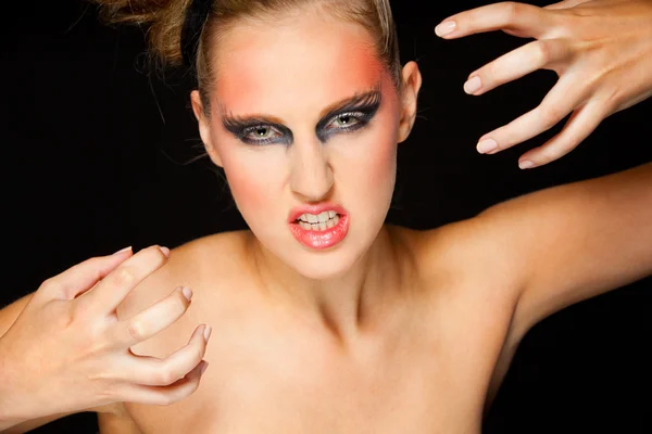 Mysterieuze vrouw met extravagante make-up en schrikken expressie — Stockfoto