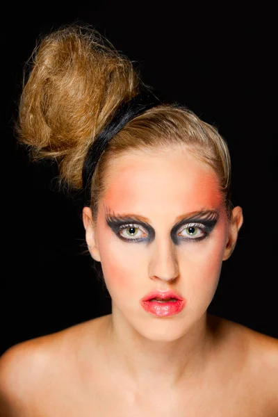 Mooie vrouw met extravagante make-up — Stockfoto