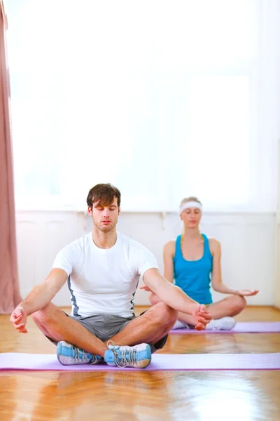 Pareja sana en clase de yoga —  Fotos de Stock