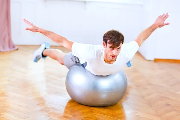 Sağlıklı bir insan üzerinde fitness topu egzersizleri yapmak — Stok fotoğraf