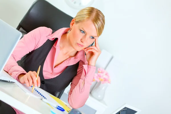 Γυναίκα κάθεται στο γραφείο και η σκέψη των επιχειρήσεων — Φωτογραφία Αρχείου