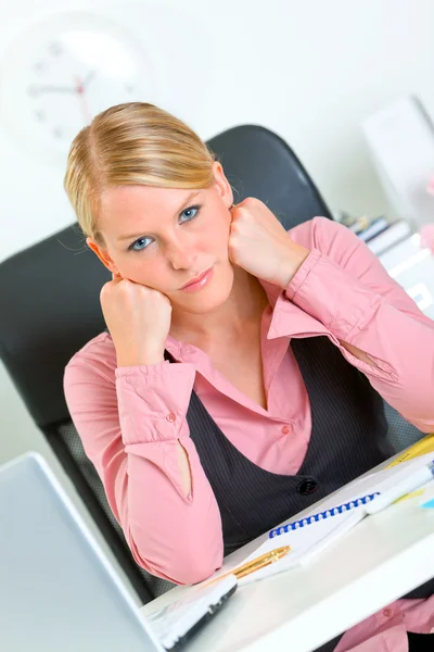 Znudzony biznes kobieta siedzi na biuro informacji turystycznej i utrzymać głowę na ręce — Zdjęcie stockowe