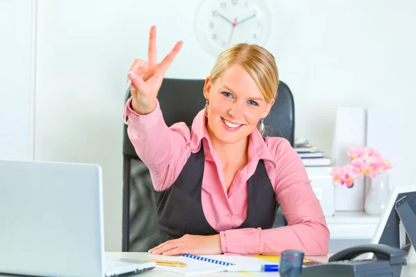 Uśmiechający się biznes kobieta siedzi w biurze informacji turystycznej — Zdjęcie stockowe