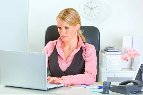 Σύγχρονη επιχείρηση γυναίκα που εργάζεται σε φορητό υπολογιστή στο γραφείο — Φωτογραφία Αρχείου