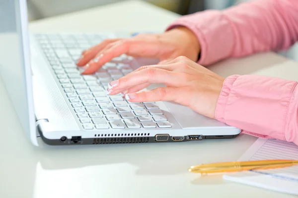 Крупный план женских рук, работающих на ноутбуке — стоковое фото