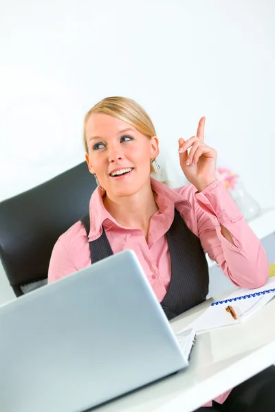 Γυναίκα των επιχειρήσεων στην ευχάριστη θέση πήρε την ιδέα ενώ κάθεται στο γραφείο. ιδέα χειρονομία — Φωτογραφία Αρχείου