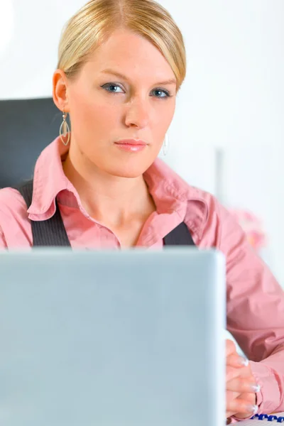 信心十足的商业女人坐在办公室桌前。特写 — 图库照片