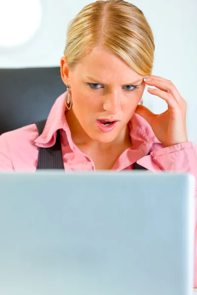 Porträtt av förvirrad affärskvinna tittar på laptop — Stockfoto