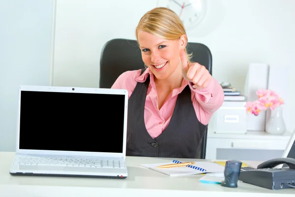 Smiling business woman showing laptops blank screen and thumbs u — Stock Photo, Image