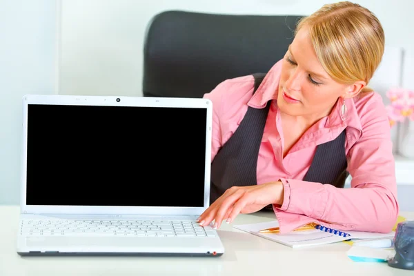 Moderna kvinnan visar bärbara datorer tom skärm — Stockfoto