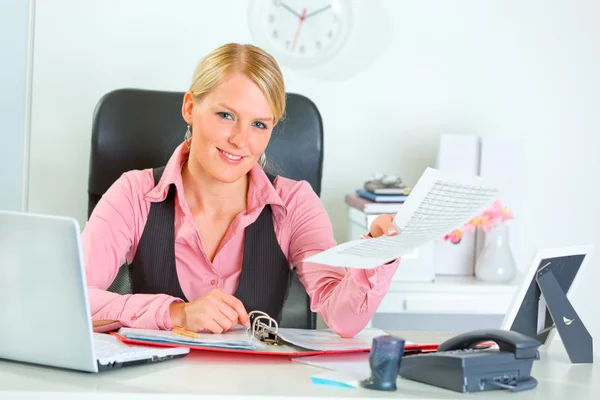 Happy business woman showing document — Stock Photo, Image