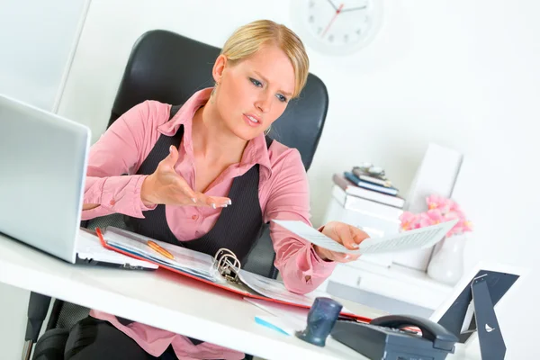 Geschäftsfrau am Schreibtisch mit schlechten Arbeitsergebnissen unzufrieden — Stockfoto