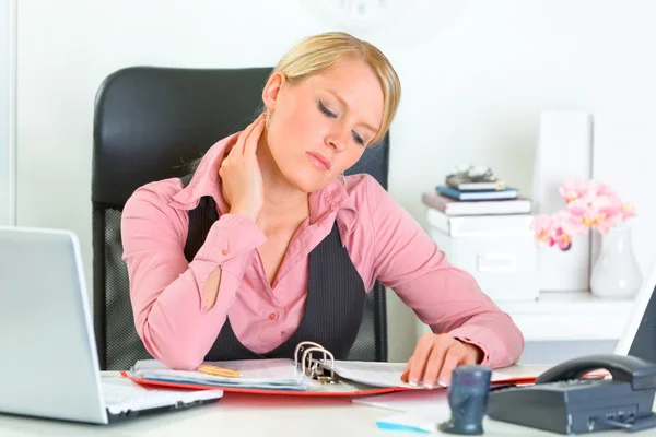 Donna d'affari stanca seduta alla scrivania dell'ufficio e al lavoro — Foto Stock
