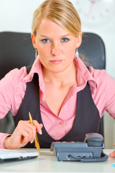 Portrait of modern business woman waiting phone call — Stock Photo, Image