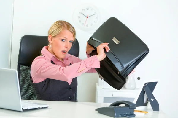 Chockad affärskvinna sitter vid office skrivbord och söka något i br — Stockfoto